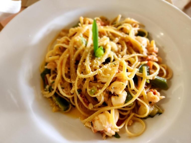 Plato de linguine con gambas y verduras del restaurante del Hotel 39 Jamaica