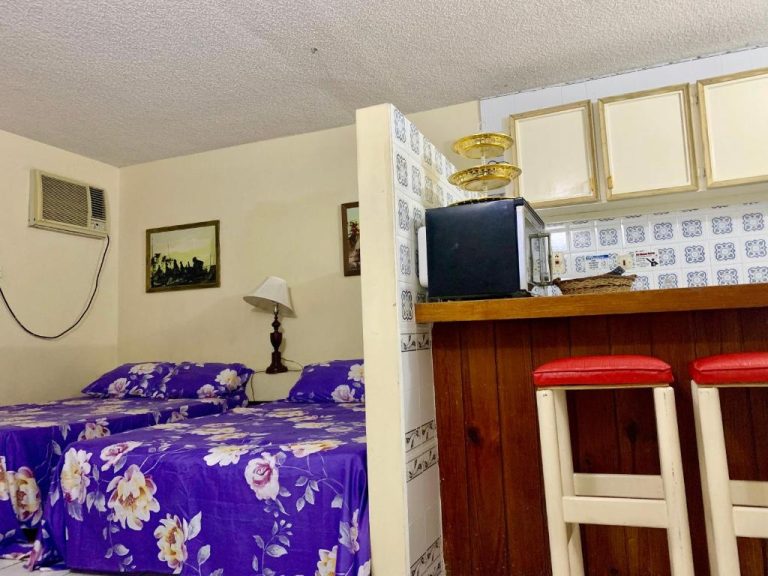 Habitación doble con camas y kitchenette equipada en Garden Beach Resort