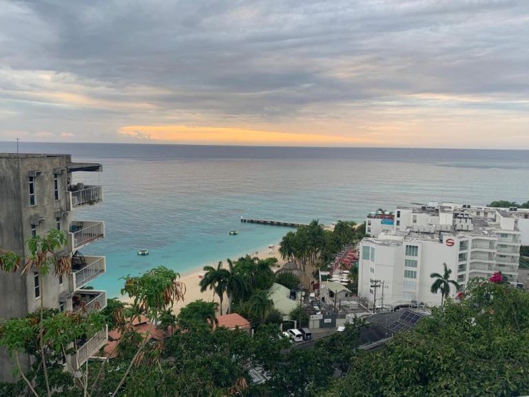 Vista aérea de la playa y el mar turquesa al atardecer desde el Garden Beach Resort
