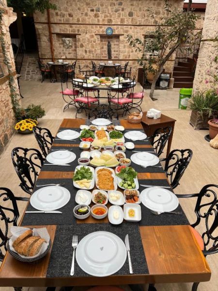Desayuno turco tradicional servido en el patio exterior del White Garden Hotel Adult Only