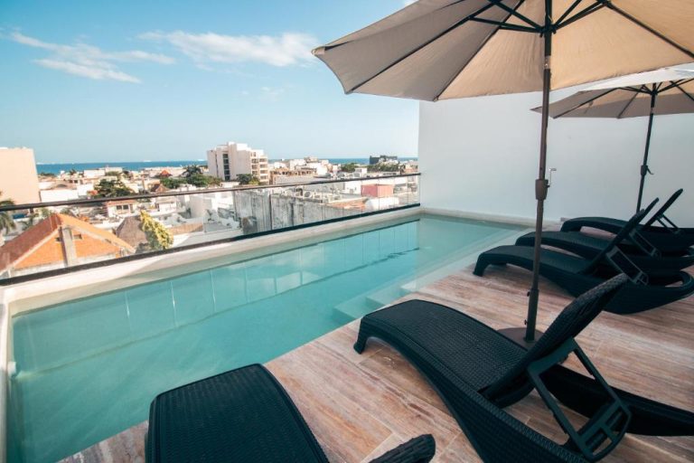 Piscina en azotea con tumbonas y sombrillas del Hotel B10 Distinctive Hotel con vistas al mar
