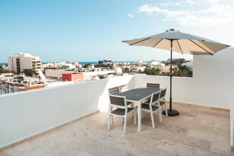 Terraza con mesa y sombrilla del Hotel B10 Distinctive Hotel con vistas panorámicas a la ciudad y el mar
