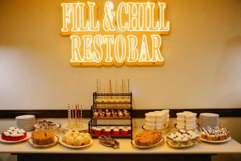 Mesa de postres y repostería del Fill & Chill Restobar en Surigao Royal Regency Suites