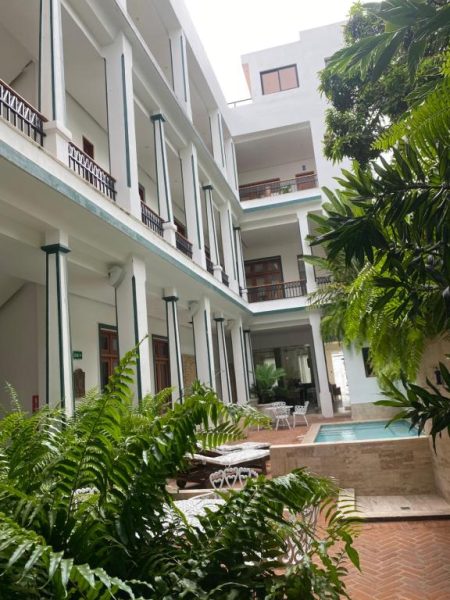 Patio interior con piscina y jardín del Boutique Hotel Casa Grande Banana Chica en Cartagena de Indias