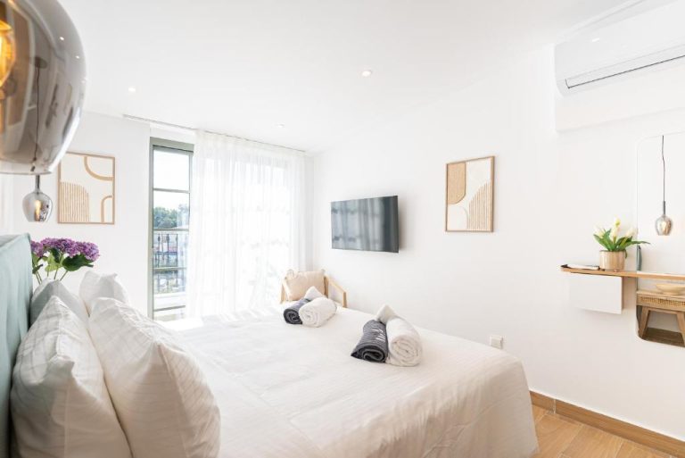 Habitación doble moderna en blanco con cama king y terraza en Loft Centrale