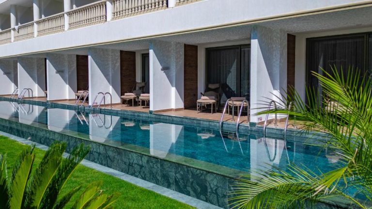 Piscina privada con acceso directo desde las habitaciones del Samara Hotel Bodrum Ultra All Inclusive