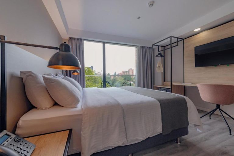 Habitación doble moderna con cama king y vista a la ciudad en Lettera Hotel