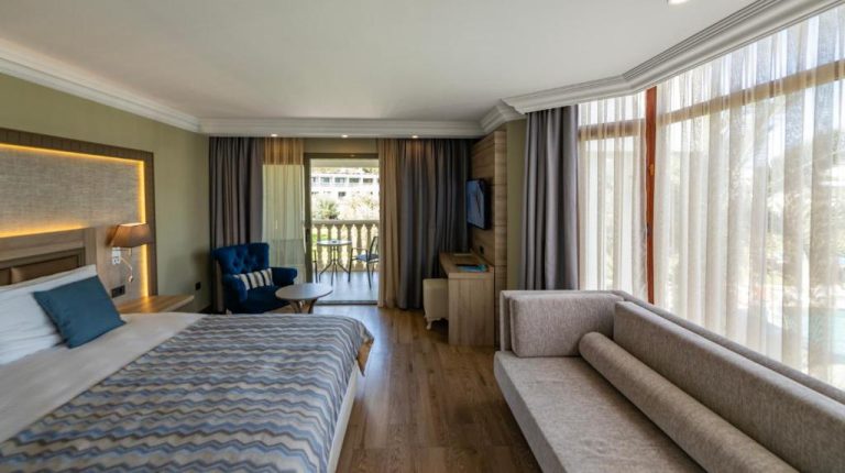 Habitación deluxe con cama doble, sofá y balcón con vistas en Samara Hotel Bodrum Ultra All Inclusive