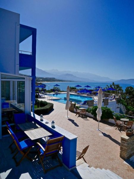 Terraza con piscina y vistas al mar en Kanakis Blue Beach Apartments en Creta, Grecia