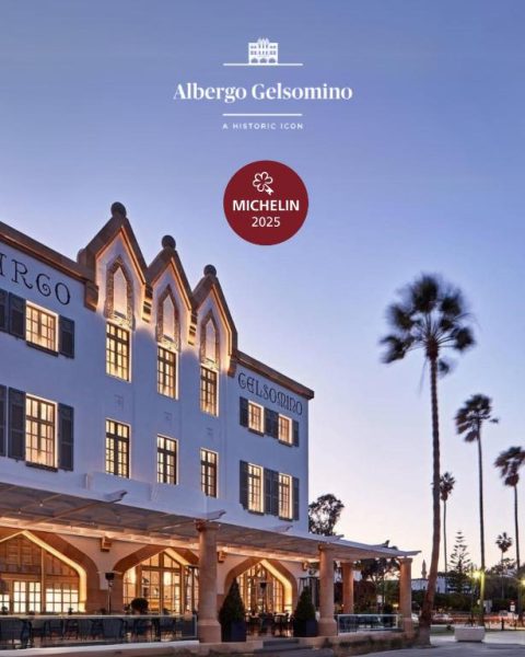 Fachada exterior iluminada del Albergo Gelsomino, hotel histórico reconocido por la Guía Michelin 2025