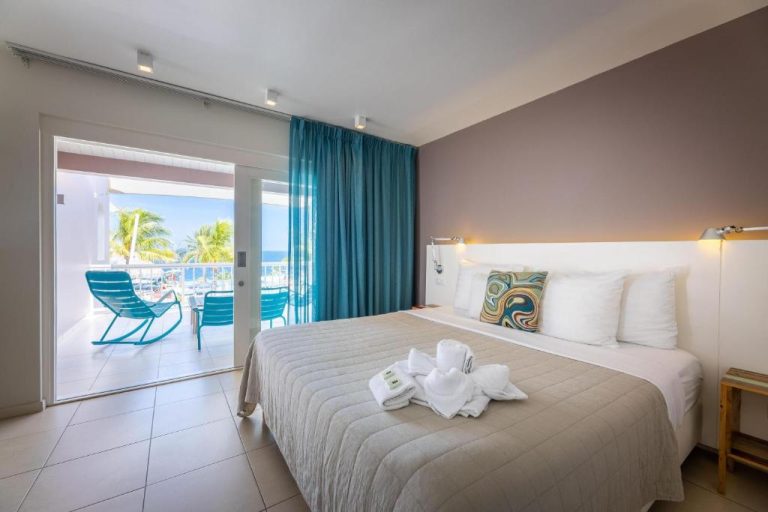 Habitación doble con terraza y vista al mar en Coral Estate Luxury Resort, decoración moderna