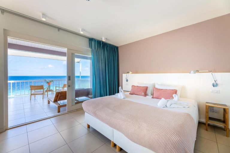 Habitación doble con vista al mar y balcón en Coral Estate Luxury Resort Curaçao