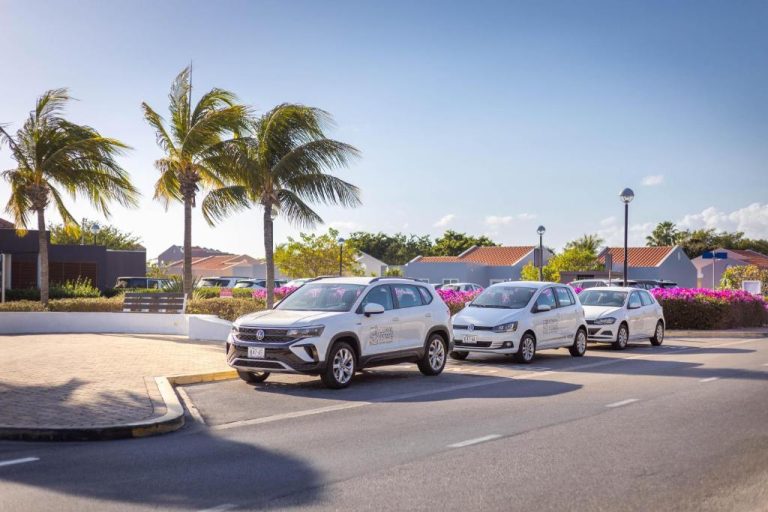 Flota de vehículos blancos Volkswagen del Coral Estate Luxury Resort disponibles para traslados y alquiler