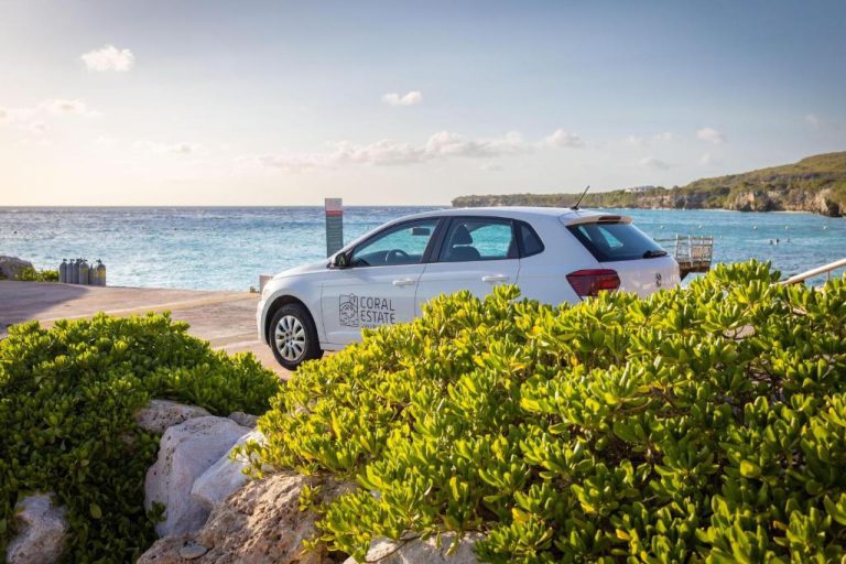 Vehículo oficial del Coral Estate Luxury Resort junto a la playa de aguas turquesas en Curazao