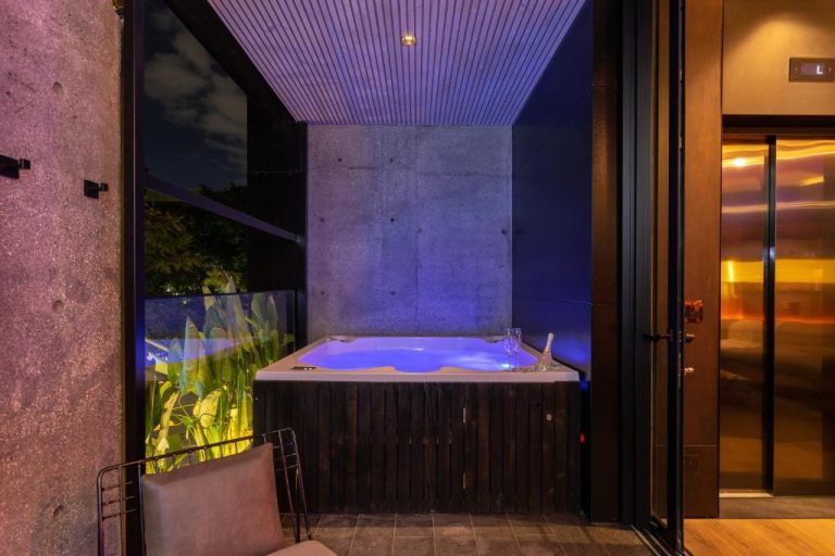 Jacuzzi privado con iluminación azul en terraza nocturna de Primavera Luxury Apartments Medellín