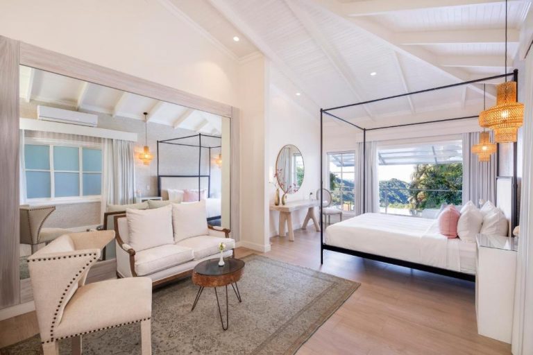 Suite de lujo con cama de dosel y vista a la naturaleza en The Retreat Costa Rica Wellness Resort & Spa