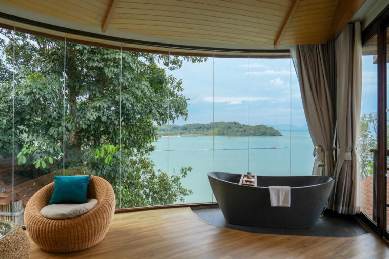 Bañera exenta negra con vistas panorámicas al mar y selva tropical en SINAE Phuket Luxury Hotel