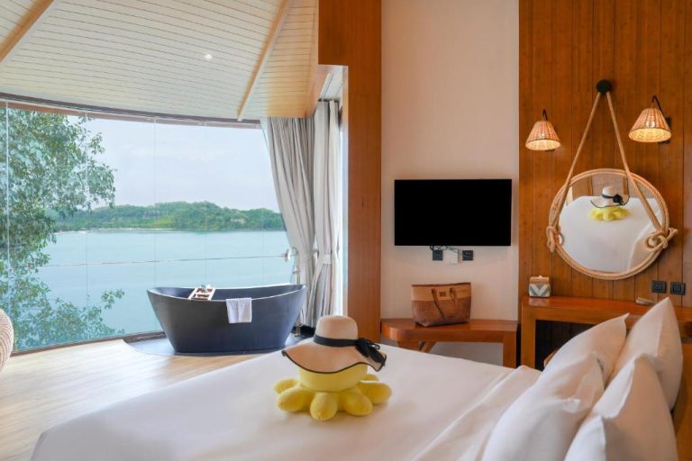 Habitación de lujo con bañera exenta y vistas al mar en SINAE Phuket Luxury Hotel