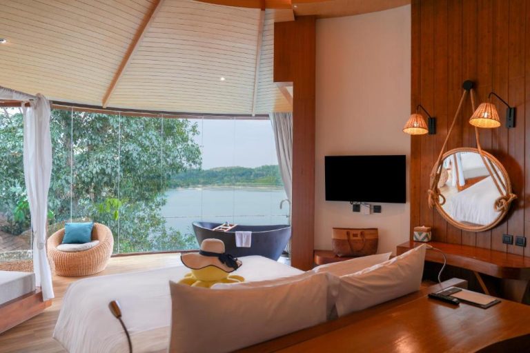 Habitación de lujo con bañera exenta y vista panorámica al lago en SINAE Phuket Luxury Hotel