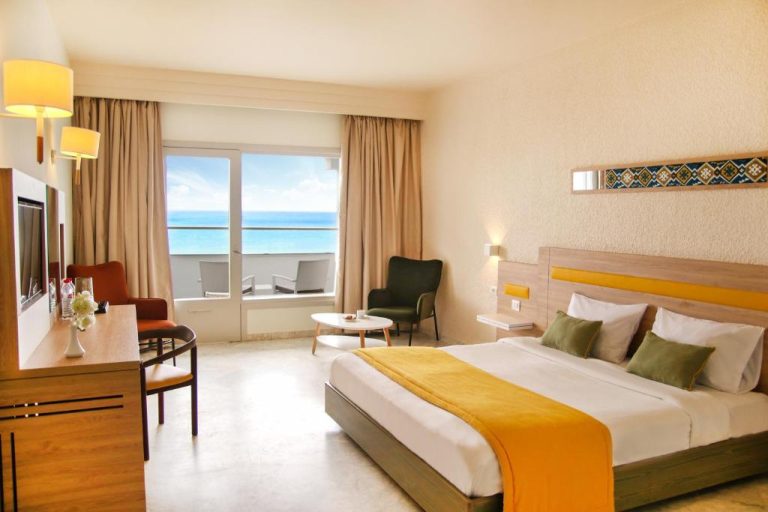Habitación doble con cama king, decoración moderna y vistas al mar en el Hotel Sol Azur
