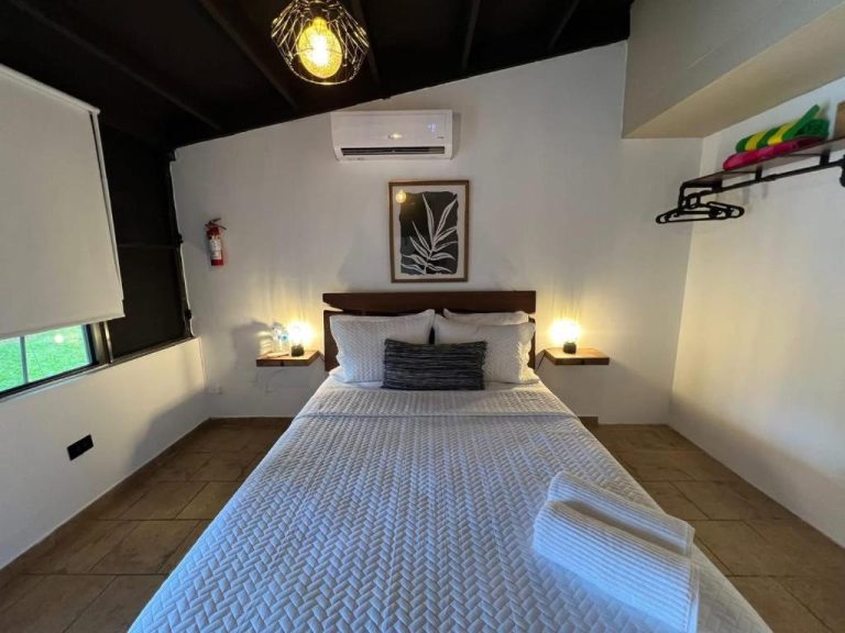 Habitación doble con cama matrimonial, aire acondicionado y decoración moderna en Hacienda Villa Sotomayor