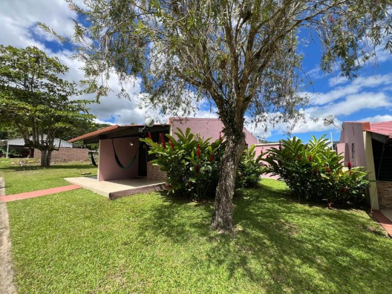 Jardín tropical con cabaña y hamaca en Hacienda Villa Sotomayor rodeado de vegetación exuberante