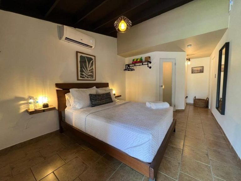 Habitación doble con cama queen, aire acondicionado y decoración rústica en Hacienda Villa Sotomayor