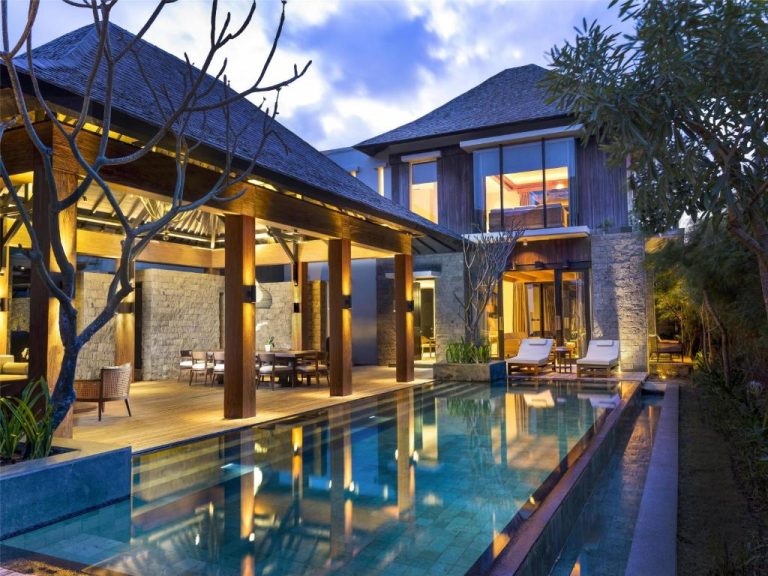 Villa de lujo con piscina privada iluminada al atardecer en The Apurva Kempinski Bali