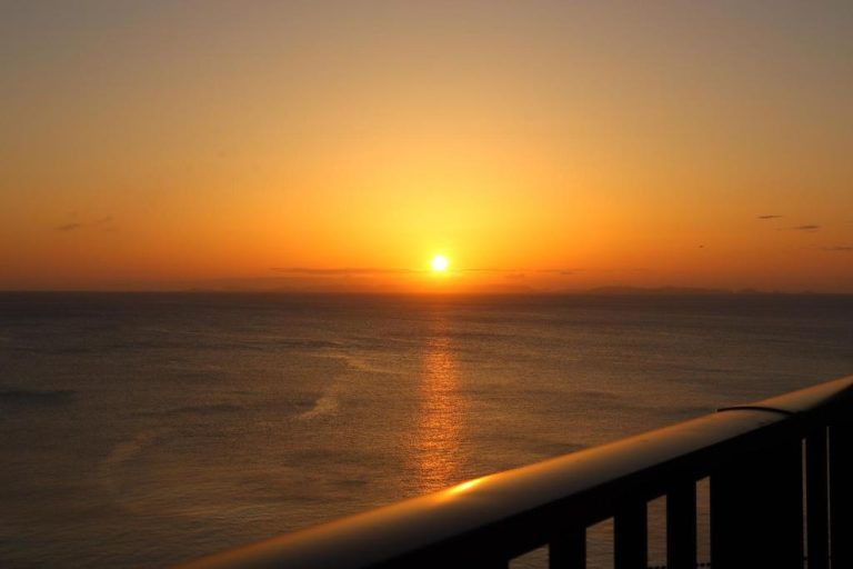 Espectacular puesta de sol sobre el mar visto desde la terraza del Ryukyu Hotel & Resort Nashiro Beach