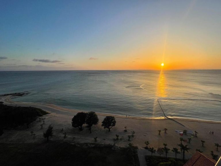 Atardecer sobre la playa del Ryukyu Hotel & Resort Nashiro Beach con vistas al mar de Okinawa