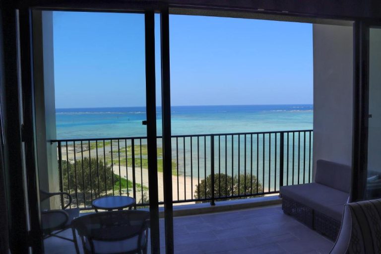 Balcón con vistas al mar turquesa y playa del Ryukyu Hotel & Resort Nashiro Beach en Okinawa