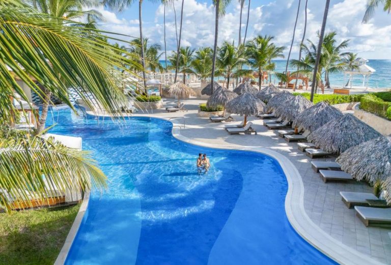 Piscina exterior con tumbonas y palapa junto a la playa del Majestic Mirage Costa Mujeres All Inclusive