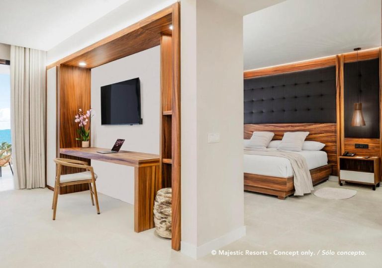 Suite con escritorio de madera, TV y dormitorio con cabecero tapizado en Majestic Mirage Costa Mujeres