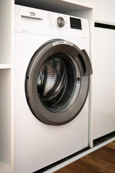 Lavadora Beko integrada en zona de lavandería del apartamento Pasham Residence
