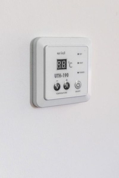 Termostato digital de calefacción UTH-190 en la pared de Pasham Residence para control de temperatura