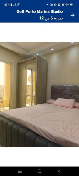 Habitación con cama doble y armario en el Hotel Porto Golf Marina con acceso a balcón