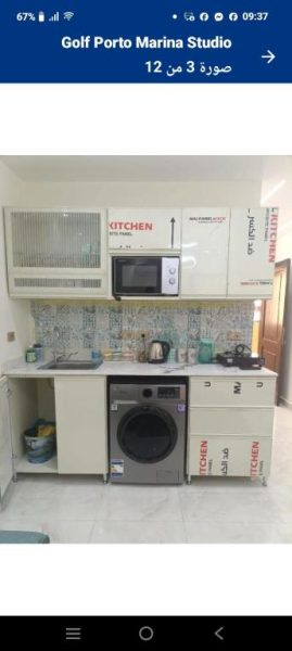 Cocina equipada con microondas y lavadora en el Studio Golf Porto Marina de Egipto