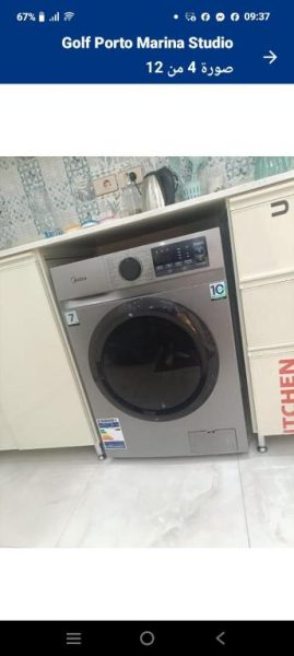 Lavadora Midea integrada en la cocina del apartamento Golf Porto Marina Studio en Egipto