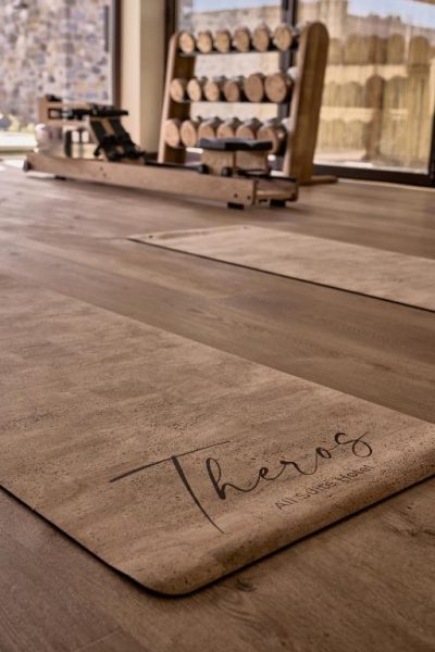 Sala de fitness con esterilla de corcho y mancuernas en Theros All Suite Hotel Adults Only