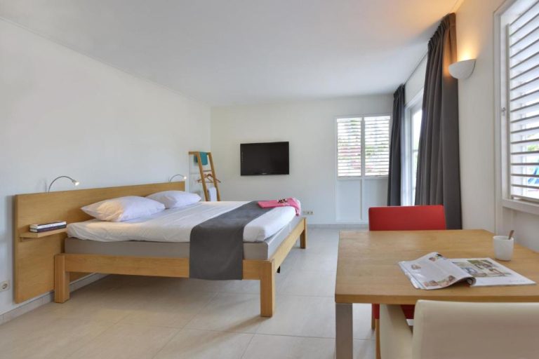 Habitación doble moderna con cama matrimonial y escritorio en Chogogo Dive & Beach Resort Curaçao