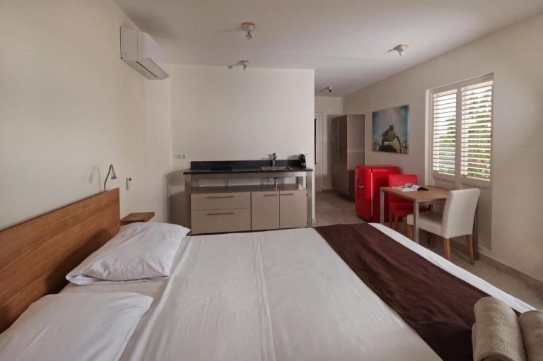 Habitación estudio con cama doble y kitchenette en Chogogo Dive & Beach Resort Curaçao
