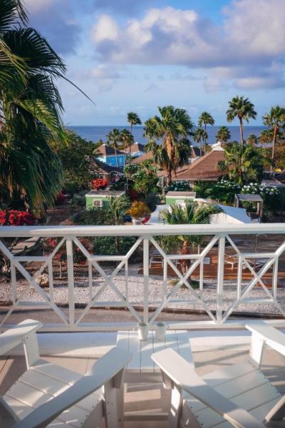 Terraza con sillas blancas y vistas al mar del Chogogo Dive & Beach Resort Curaçao