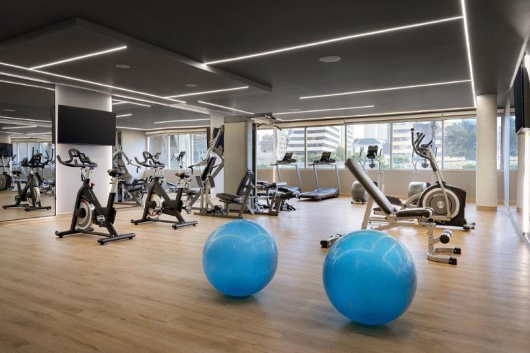 Gimnasio moderno con bicicletas estáticas y pelotas en Four Points by Sheraton Tequendama Bogotá