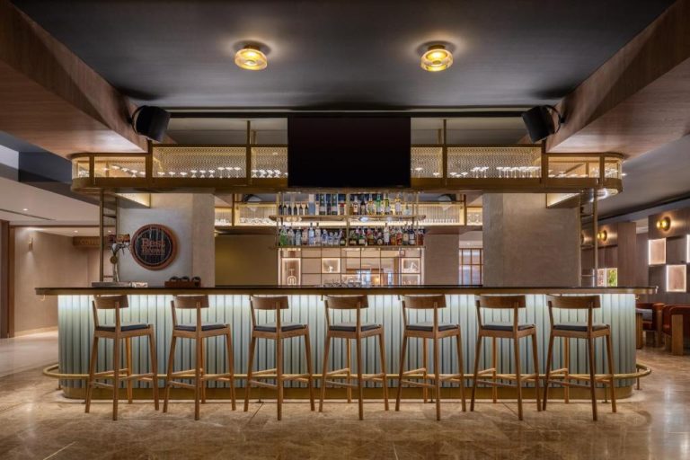 Bar Best Brews del Four Points by Sheraton Tequendama Bogotá con taburetes y amplia selección de licores