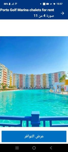 Gran piscina exterior con aguas turquesas rodeada de coloridos edificios en Porto Golf Marina