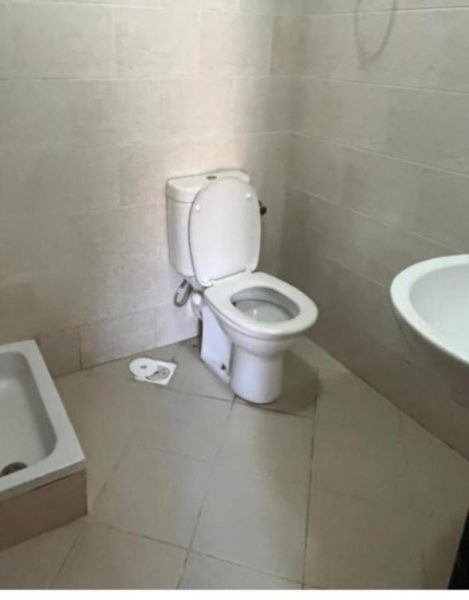 Baño completo con inodoro, lavabo y bañera en el Hotel Porto Golf Marina