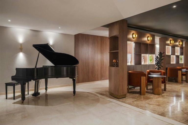 Elegante lobby con piano de cola negro y zona lounge del Four Points by Sheraton Tequendama Bogotá