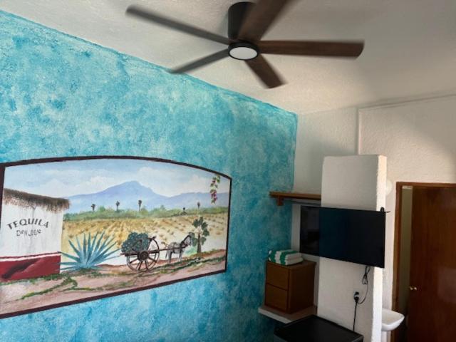 Habitación del Hotel Sauza con mural pintado de campos de agave y temática tequilera mexicana