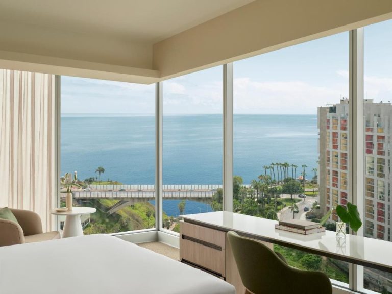 Habitación con ventanales panorámicos y vista al mar en SOUMA Hotel Vignette Collection Lima