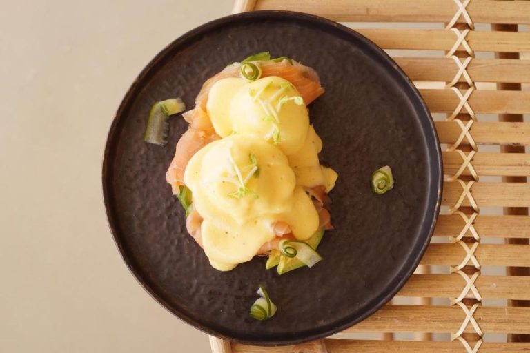 Plato de Eggs Benedict con salmón ahumado y salsa holandesa en Yucca Mini Boutique Hotel Adults Only